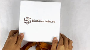 witte opvouwbare geschenkdoos met bedrukt logo